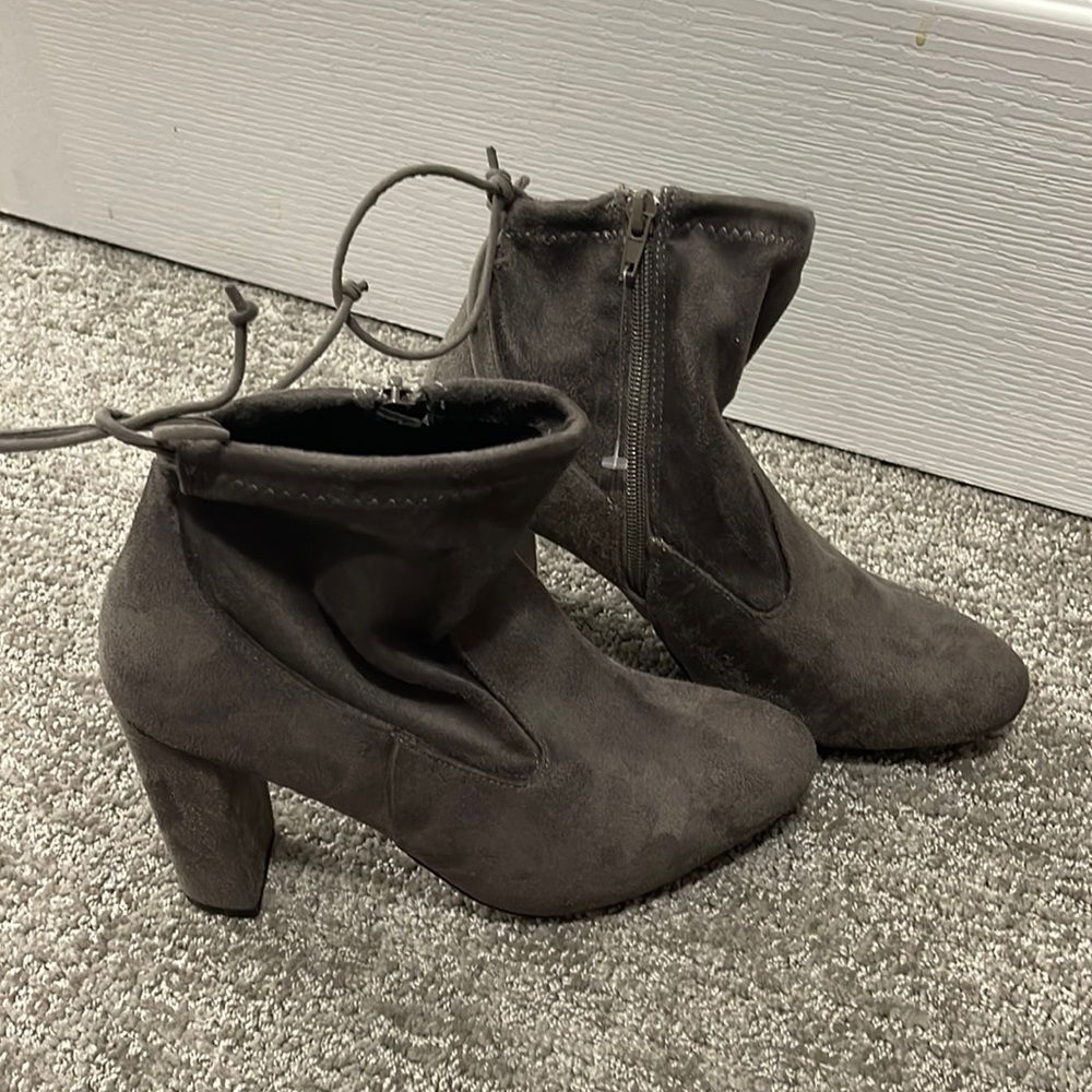 Bamboo Faux Fur Gray Booties. Size 9.